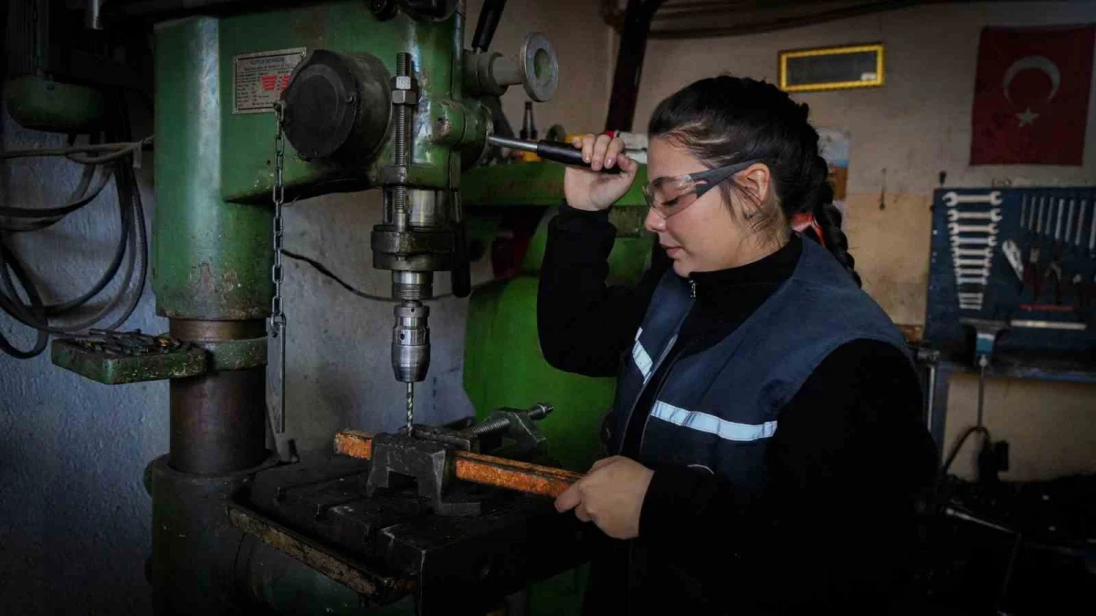 Ankara'da sanayide yetişen 18 yaşındaki Fatma Sena, otobüs fabrikasında günde 18 aracın kaynağını yapıyor 4