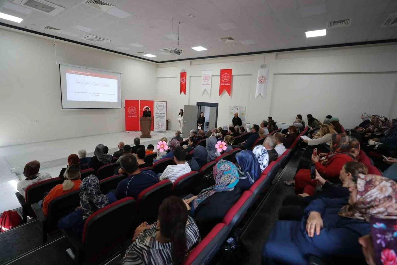 ESRA MASATLI, HATAY’DA KORUYUCU AİLELERE YÖNELİK DÜZENLENEN EĞİTİM PROGRAMINA KATILDI.
