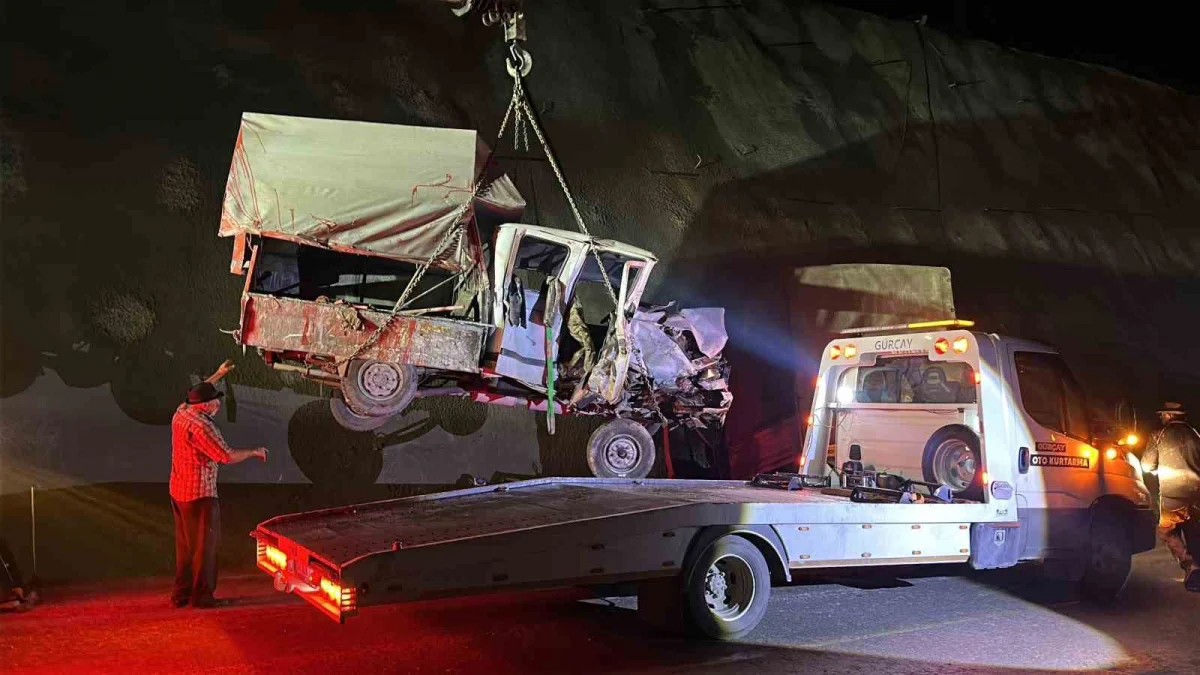 Kastamonu'da iki kamyonet çarpıştı: 9 yaralı 3