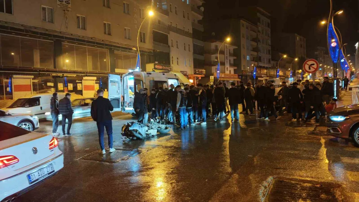 Muş'ta otomobil ile motosiklet çarpıştı: 2 kişi yaralandı 4