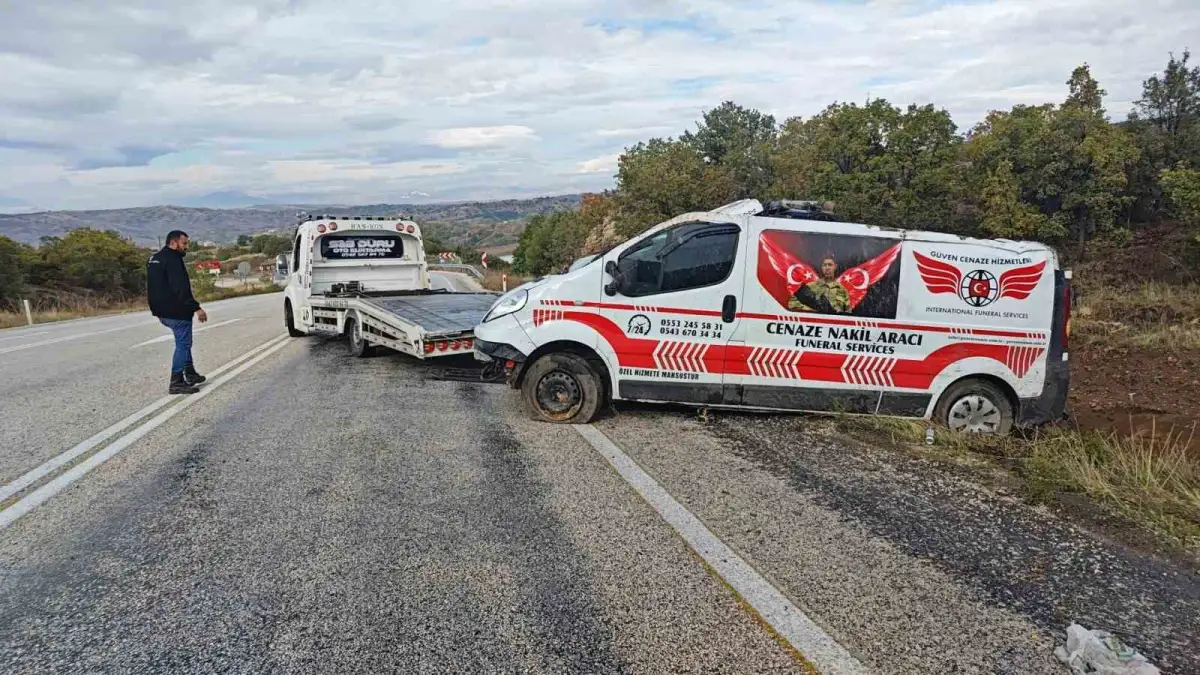 Isparta'da cenaze nakil aracı şarampole devrildi: Sürücü yaralandı 3