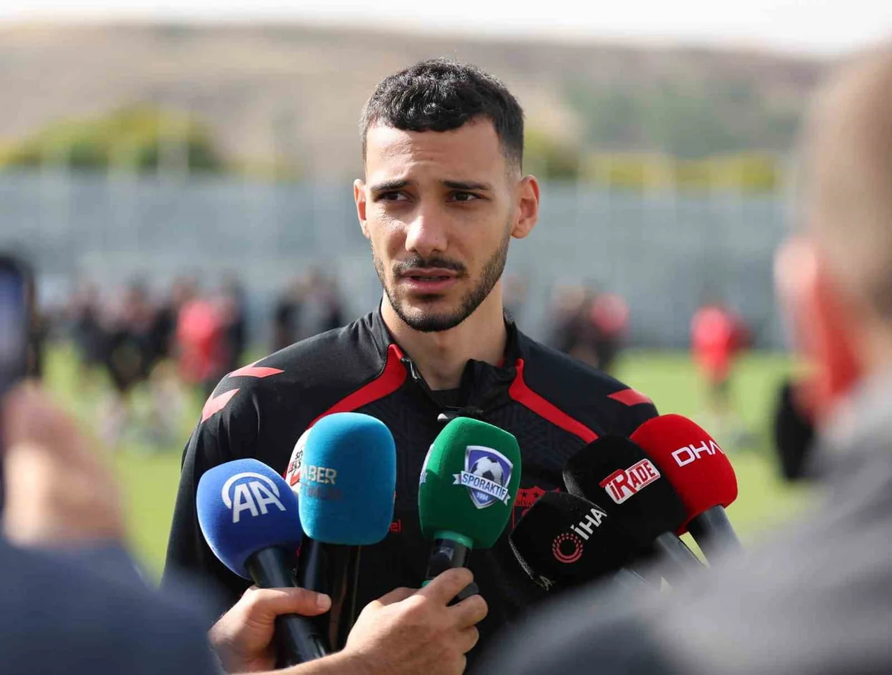 SİVASSPOR'UN ORTA SAHA OYUNCUSU KAMİL FİDAN