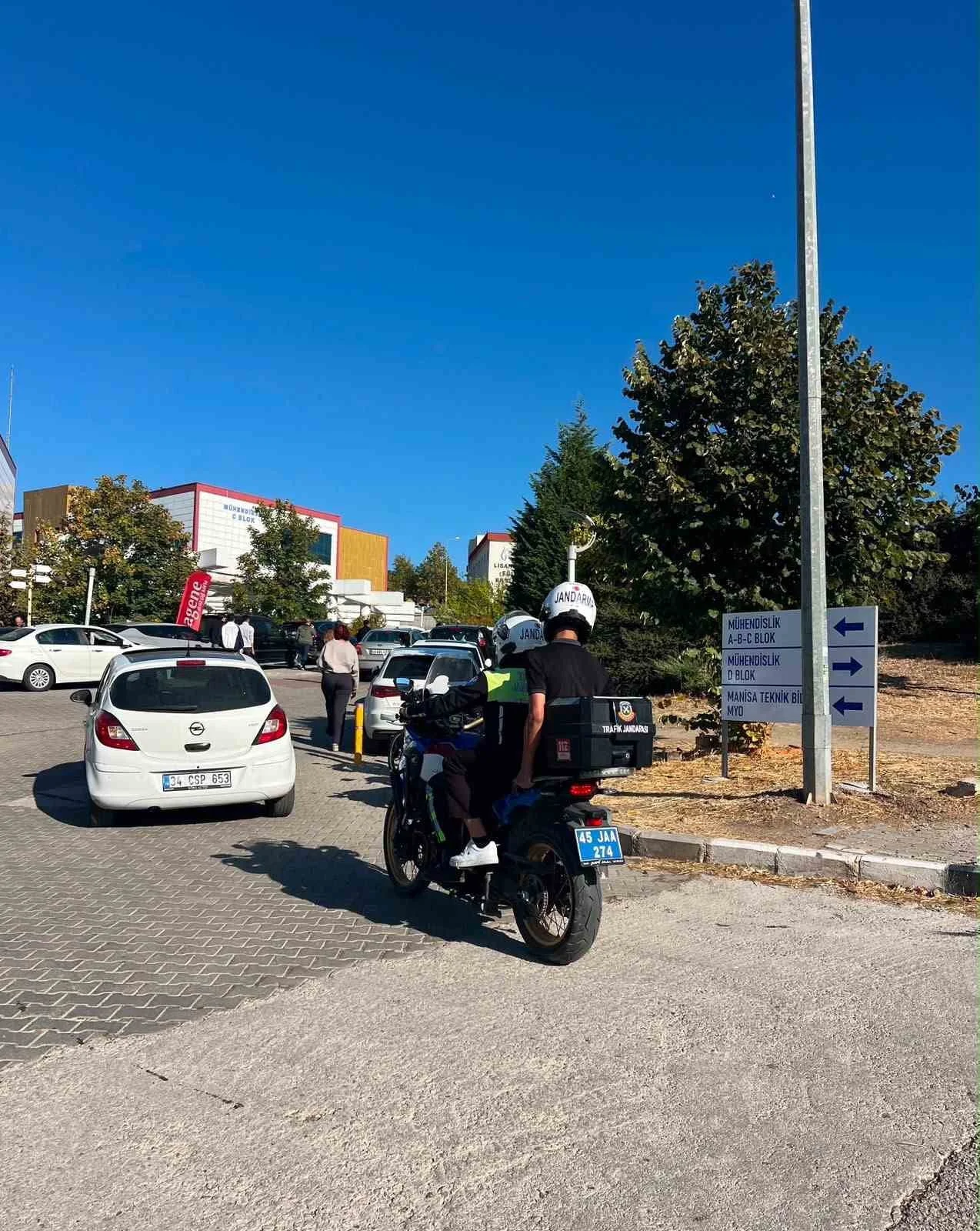 MANİSA'DA KAMU PERSONELİ SEÇME SINAVI'NA (KPSS) GİRMEK ÜZERE SINAV MERKEZİNE GELEN ANCAK KİMLİĞİNİ...