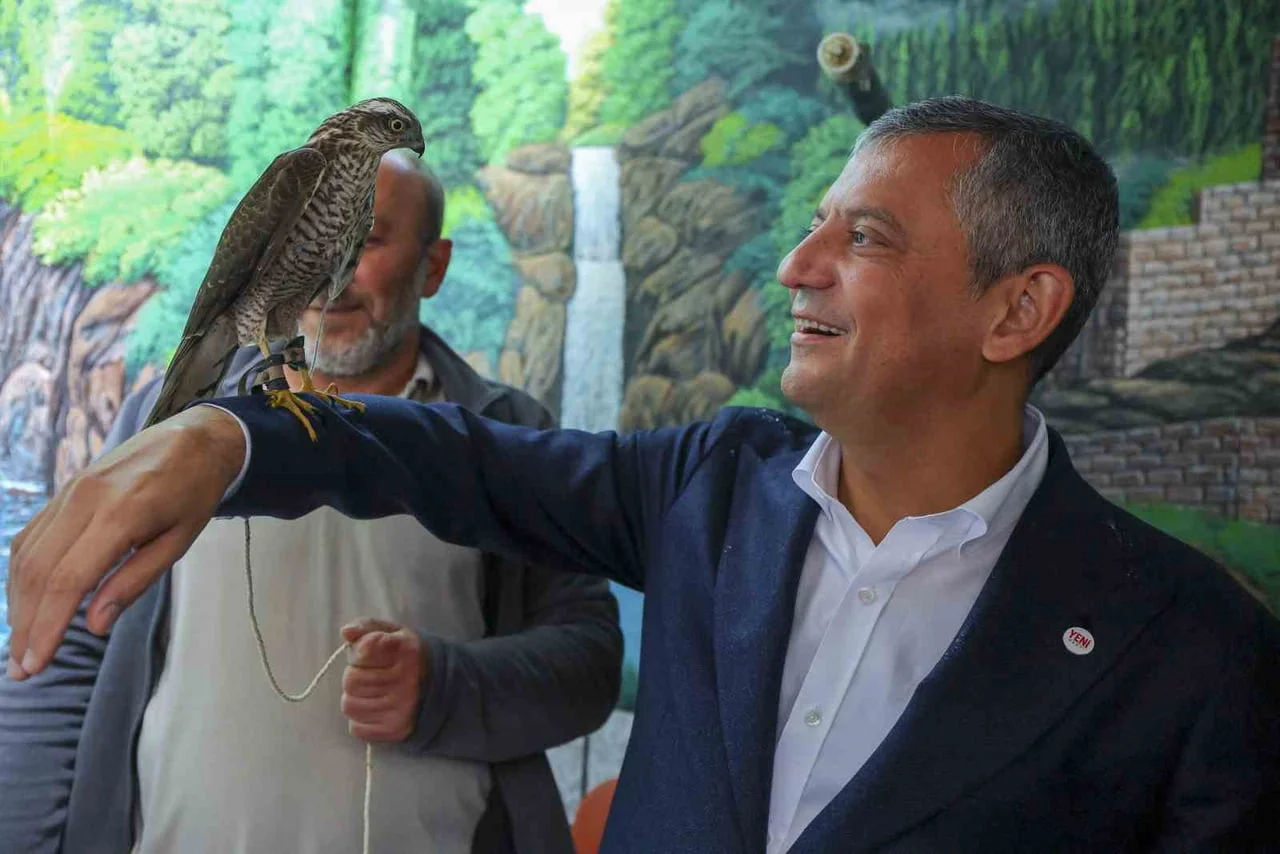 ZİYARET PROGRAMI KAPSAMINDA ESNAFLA KAHVALTIDA BİR ARAYA GELEN VE BİR ATMACA İLE POZ VEREN ÖZEL...