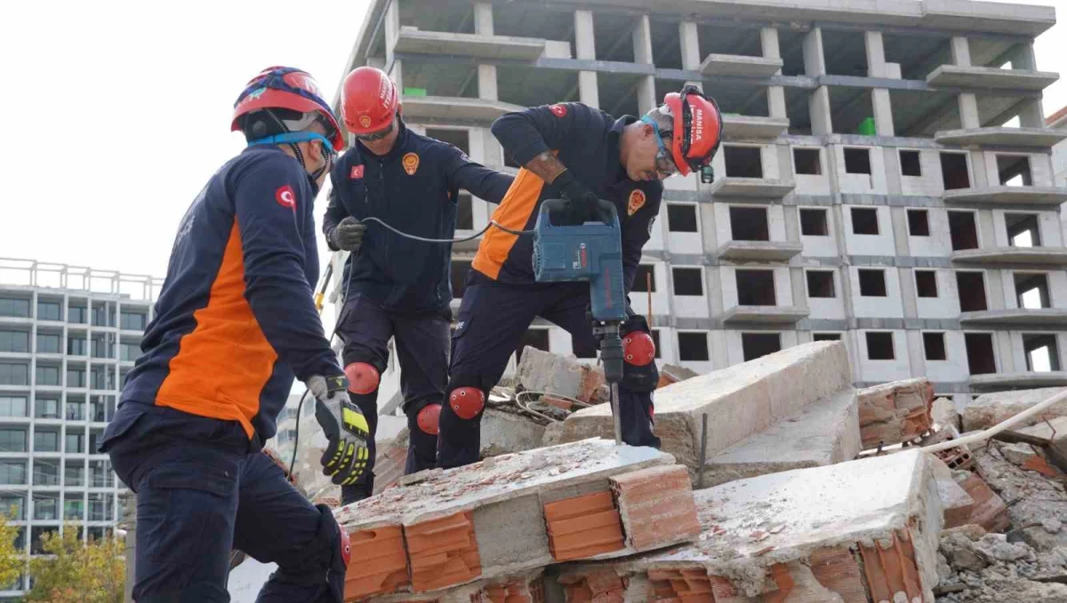 İzmir merkezli 6,7 büyüklüğündeki deprem senaryosu 3 ilde ekipleri harekete geçirdi 5