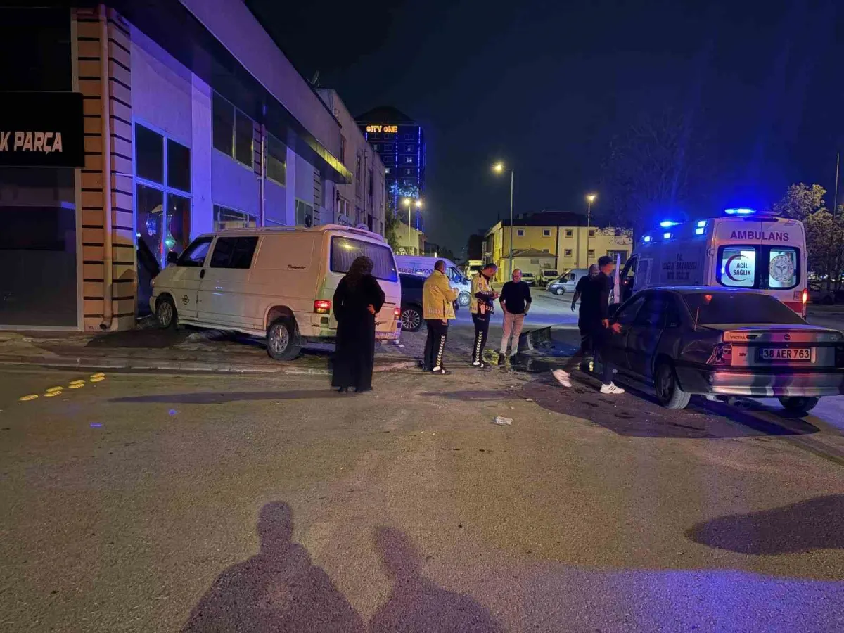 Kayseri'de minibüs ile otomobil çarpıştı: Savrulan araç dükkana daldı 1