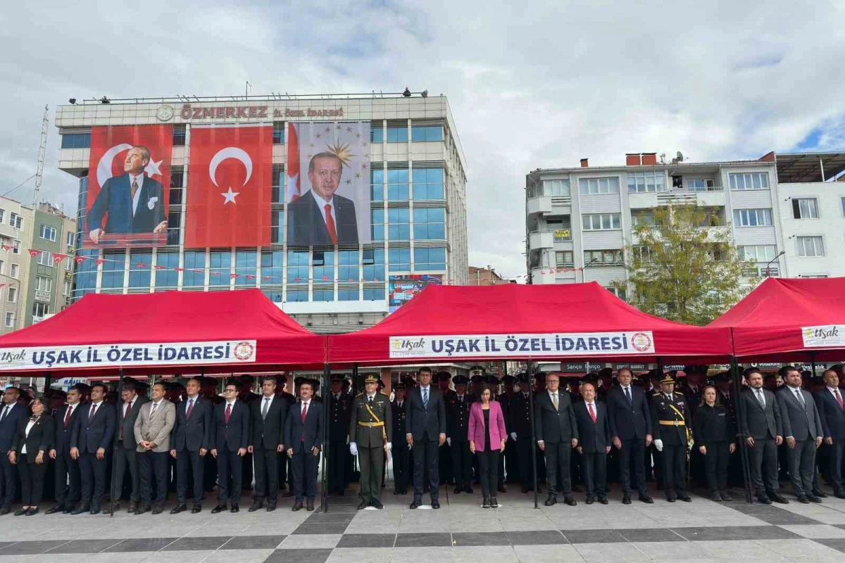 Uşak'ta 29 Ekim Cumhuriyet Bayramı kutlamaları çelenk töreniyle başladı 5