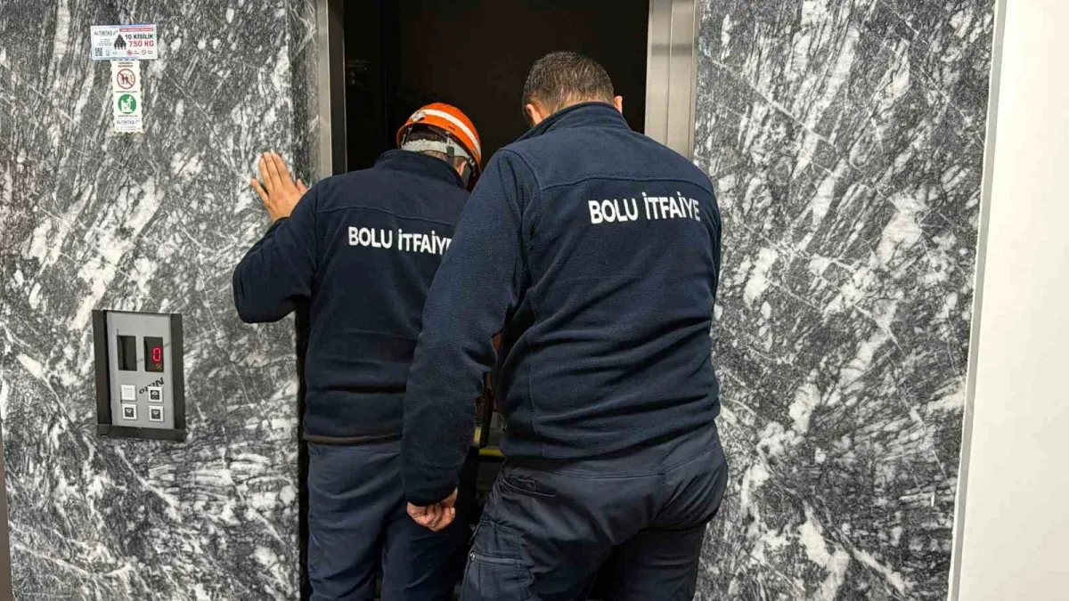 Bolu'da iş merkezindeki asansörde mahsur kalan çifti itfaiye kurtardı 1