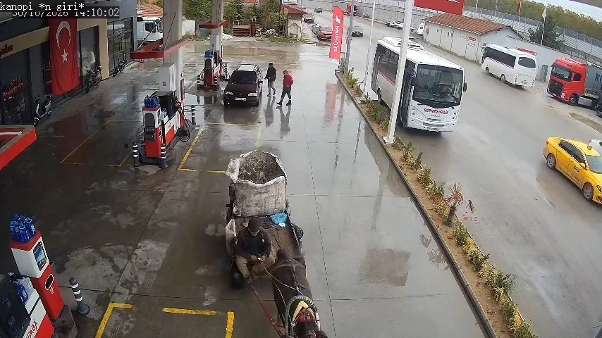 Edirne'de yakıtı biten aracı at arabasıyla 2 kilometre çektiler 5