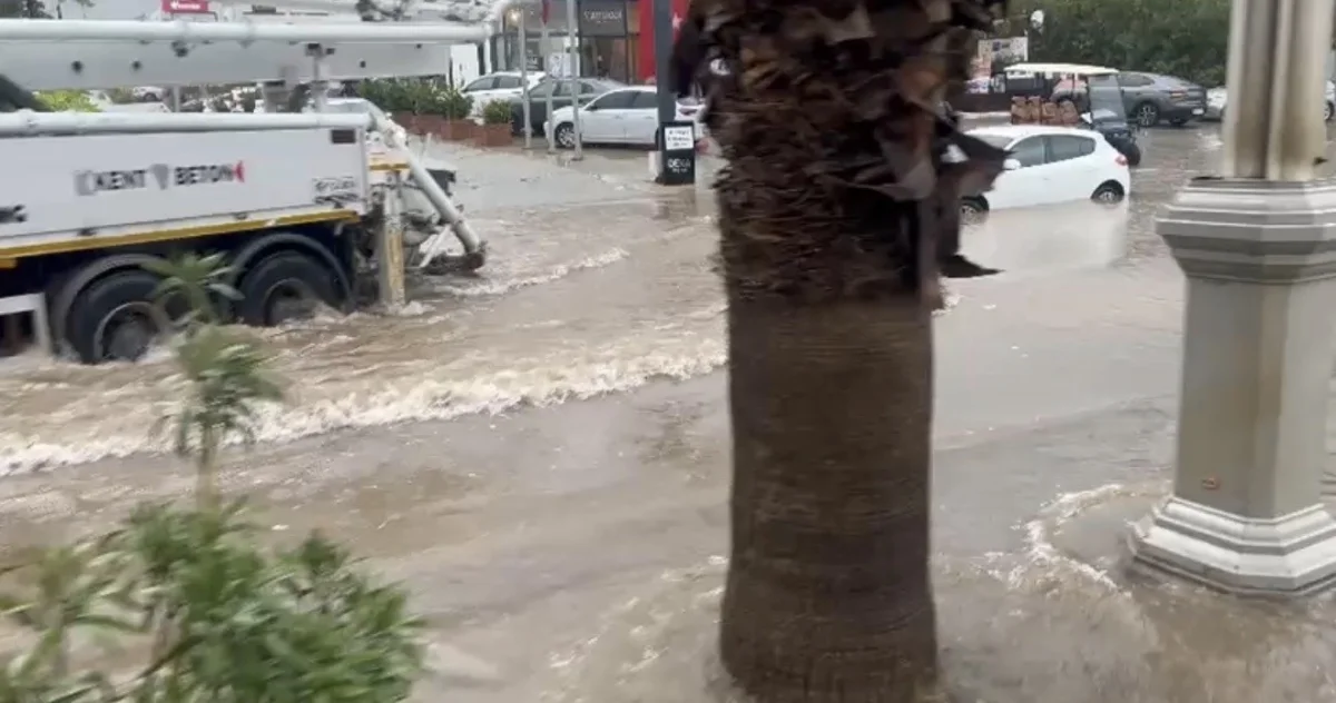 Bodrum'da sağanak su baskınlarına yol açtı: Mahsur kalan hamile kadın sedyeyle kurtarıldı 2