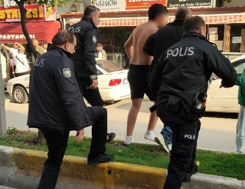 Kuşadası'nda elinde bıçaklarla koşan şahıs mağazada yakalandı 1