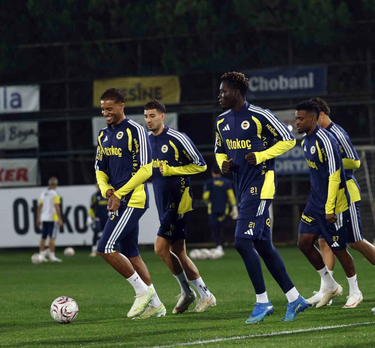 Fenerbahçe, Galatasaray derbisi hazırlıklarını tamamlayarak kampa girdi 5