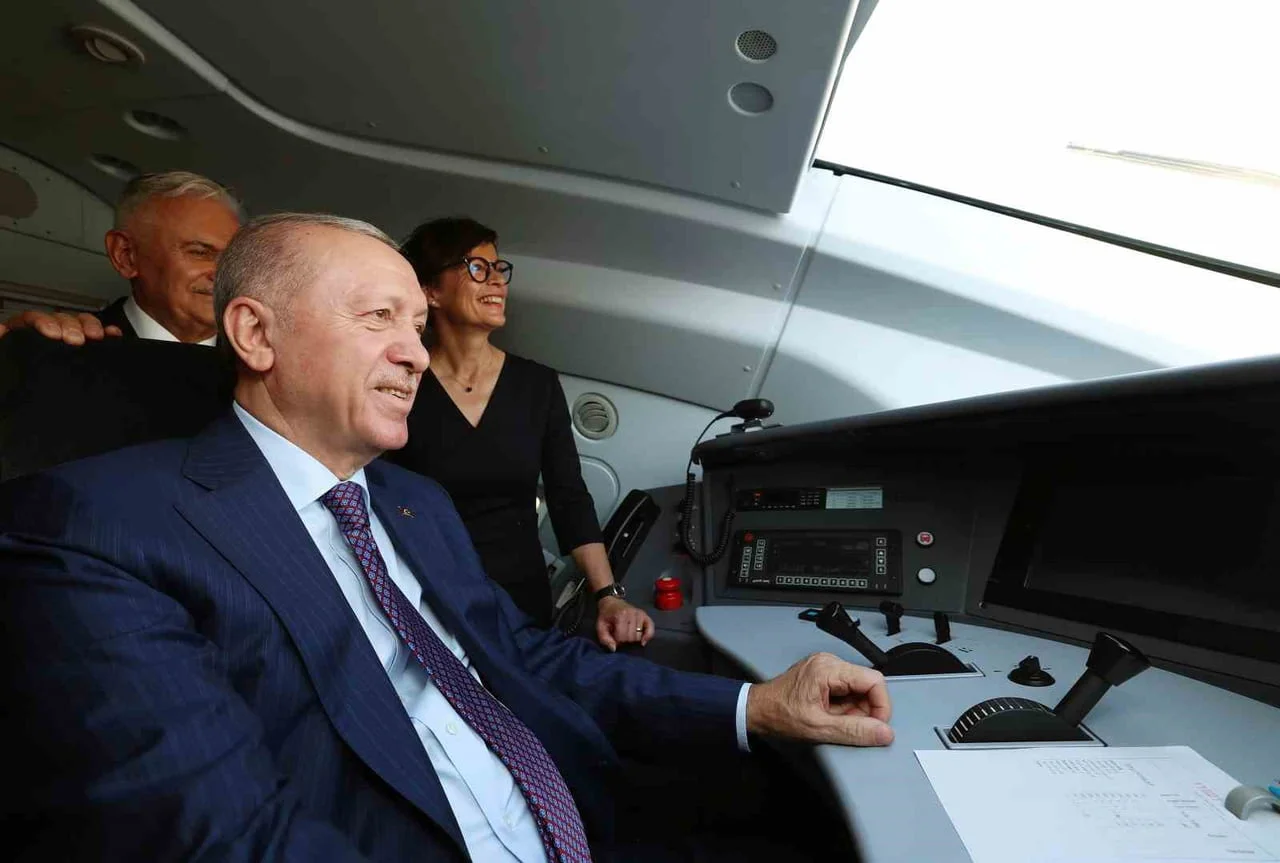 ERDOĞAN VATMAN KOLTUĞUNA GEÇTİ: HIZLI TREN HATTINDA İLK SÜRÜŞÜ YAPTI