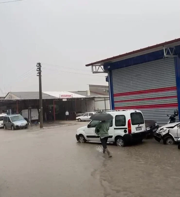 Fethiye'de şiddetli sağanak su baskınlarına yol açtı 1