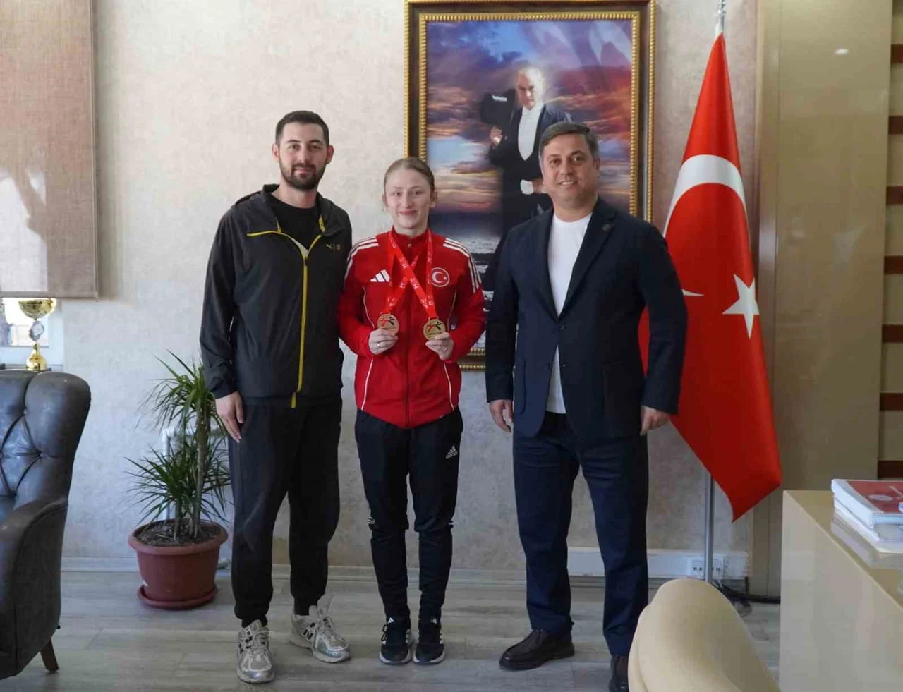 MANİSA GENÇLİK VE SPOR İL MÜDÜRÜ YUNUS ÖZTÜRK (SAĞDAKİ), ULUSLARARASI ARENADA ELDE ETTİĞİ...