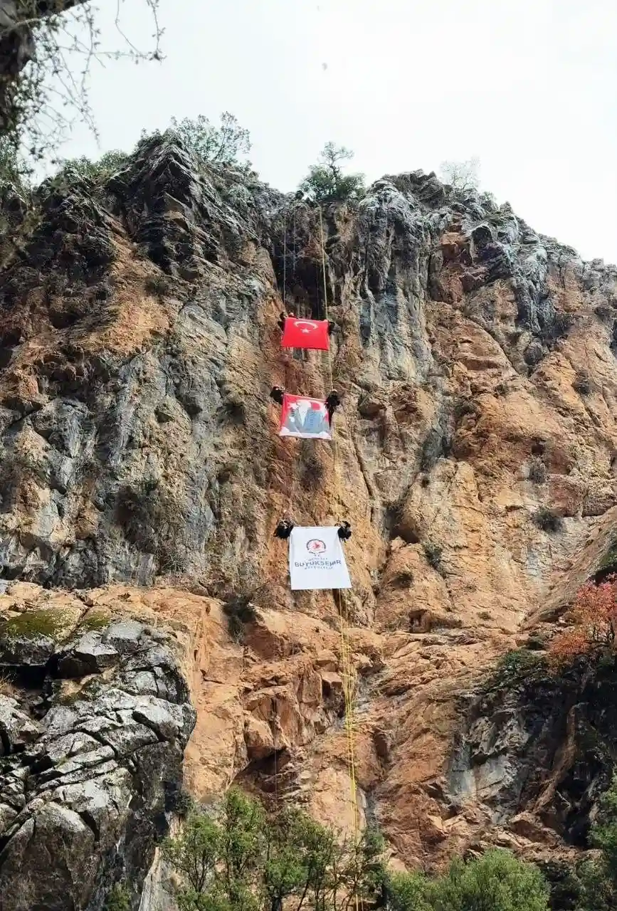 Acıpayam Kanyonu'nda 75 metre yükseklikte dev Türk bayrağı açıldı 2