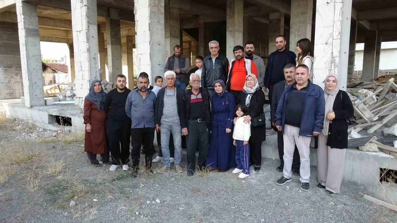 MALATYA'NIN YEŞİLYURT İLÇESİNDE KENTSEL DÖNÜŞÜM KAPSAMINDA BAŞLATILAN VE 10 YILDIR TAMAMLANMADIĞI...