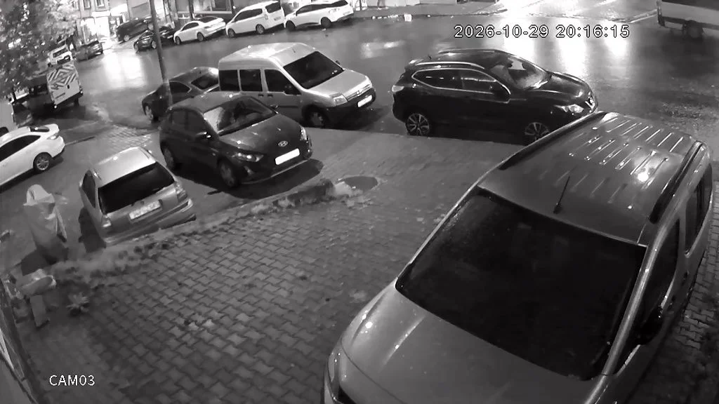 Esenyurt'ta kontrolden çıkan otomobil park halindeki araçlara çarptı 1