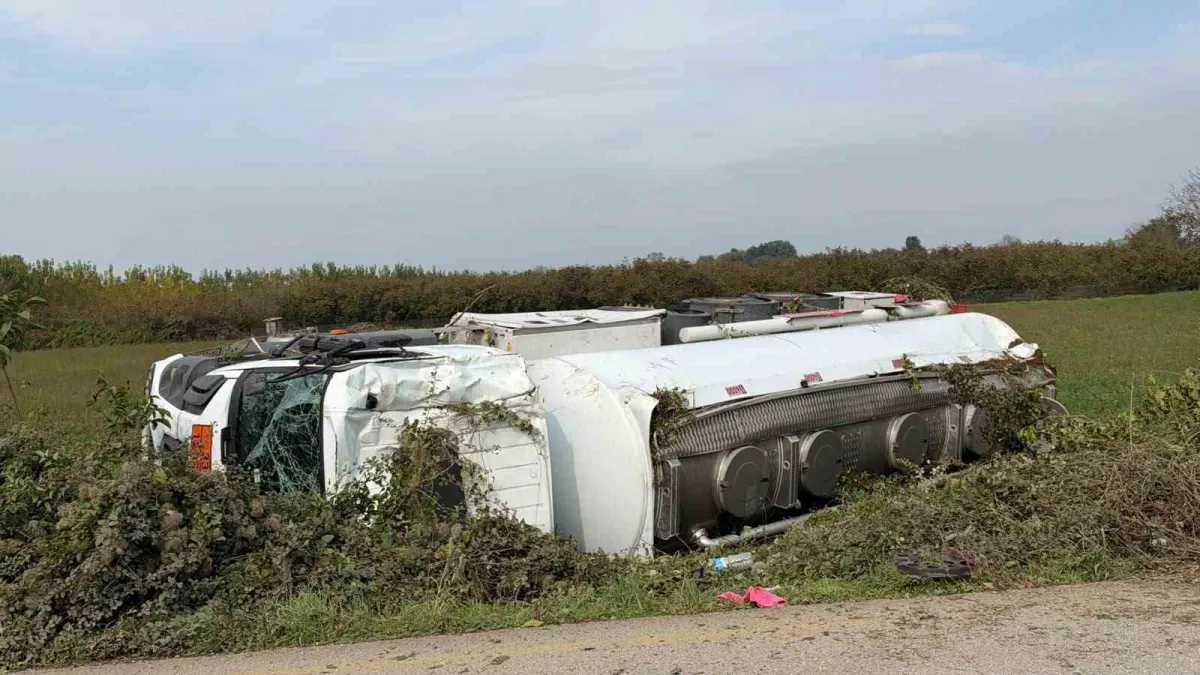 Düzce'de akaryakıt tankeri devrildi: 1. OSB'nin elektriği kesilecek 2