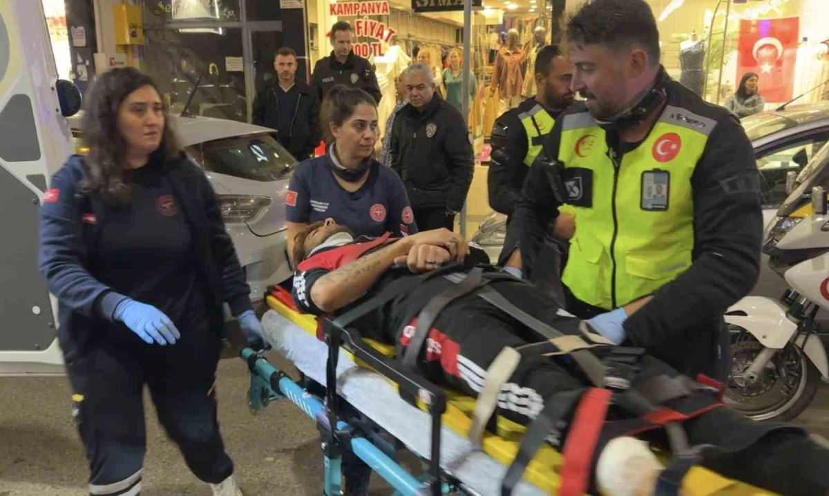 Samsun'da iki otomobilin arasından geçmeye çalışan motosikletli yaralandı 2