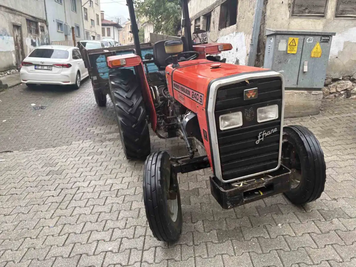 Tosya'da otomobil ile traktör çarpıştı: 1 yaralı 1