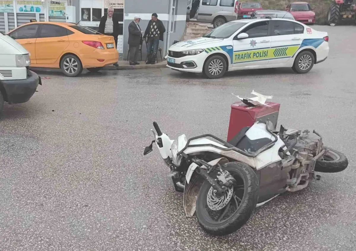 Çorum'un Alaca ilçesinde minibüs ile motosiklet çarpıştı: 1 yaralı 1