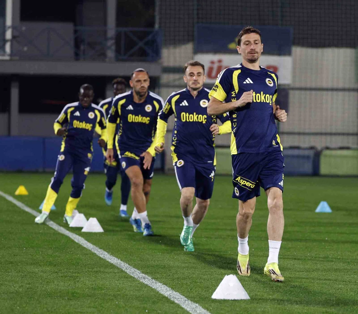 Fenerbahçe, Galatasaray derbisi hazırlıklarını tamamlayarak kampa girdi 1