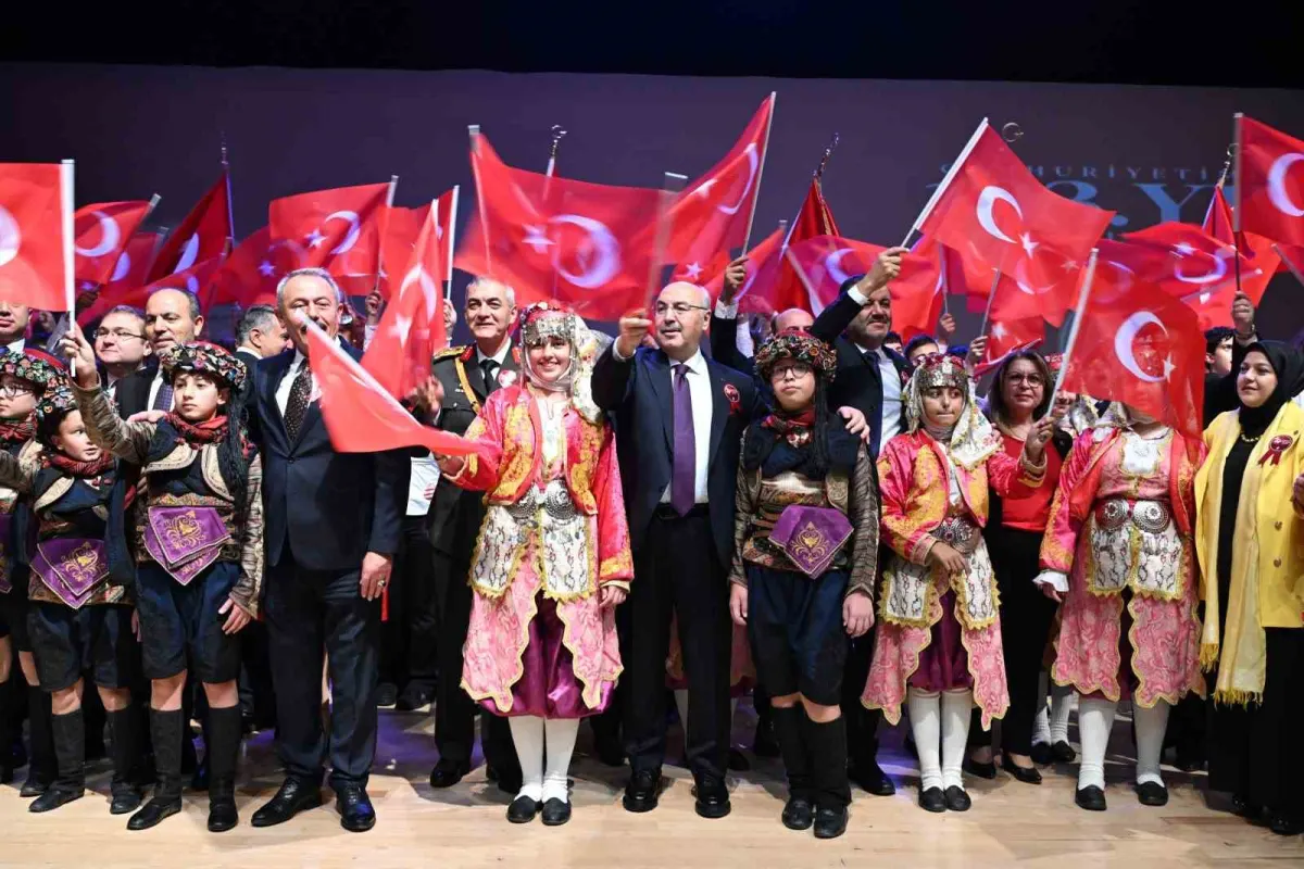 Denizli'de Cumhuriyet'in 103. yıl dönümü kutlamaları kapalı alana taşındı 4