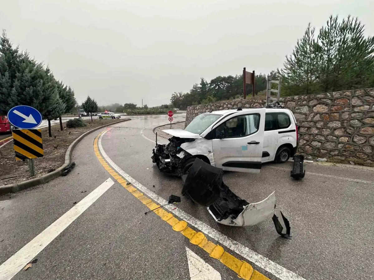 Çanakkale'de yağışlı havada kontrolden çıkan hafif ticari araç takla attı: 1 yaralı 4