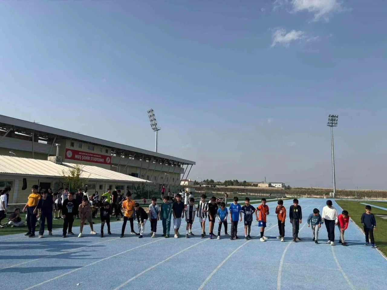 MUŞ’TA GENÇ SPORCULAR, 1071 SULTAN ALPARSLAN SPOR KOMPLEKSİ’NDE GERÇEKLEŞTİRİLEN ANTRENMANLARDA...