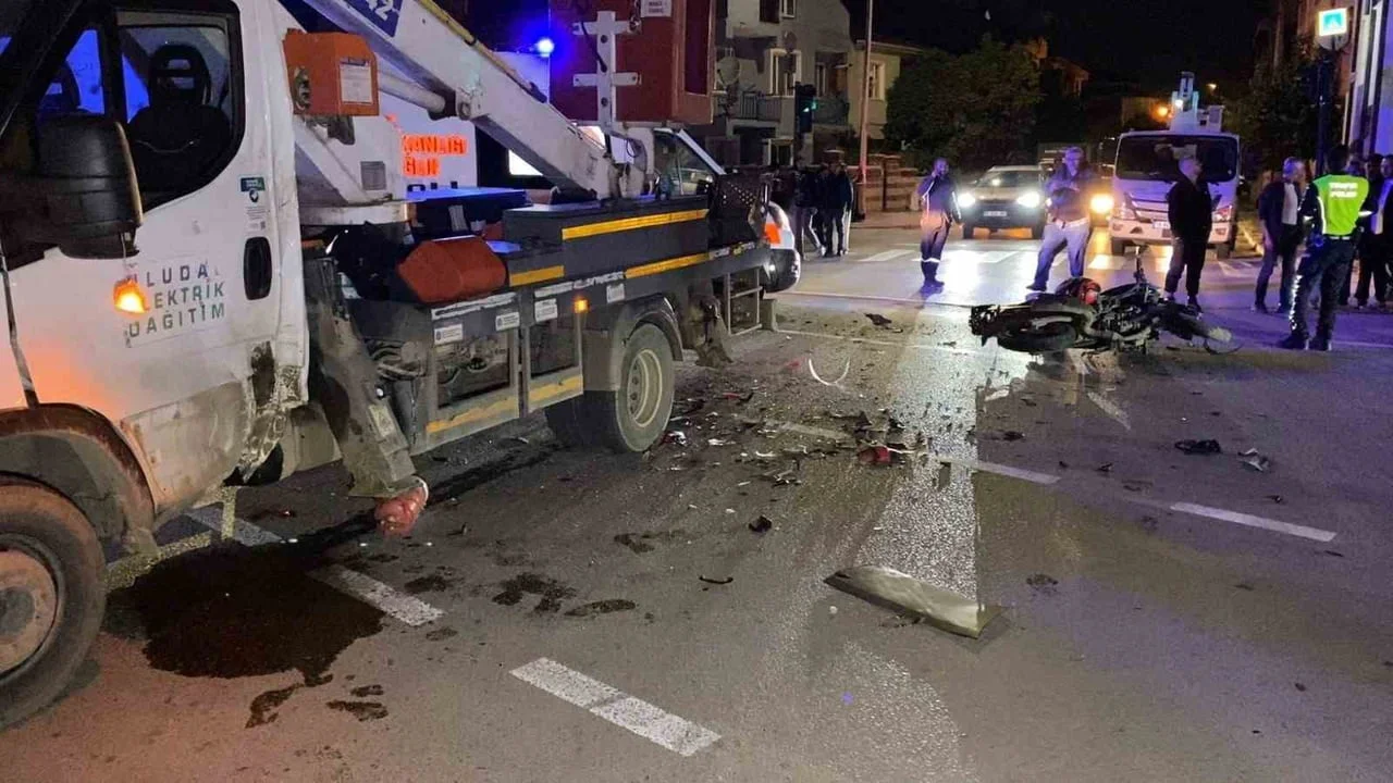 BURSA’NIN İNEGÖL İLÇESİNDE KAMYONET İLE MOTOSİKLETİN ÇARPIŞMASI SONUCU MEYDANA GELEN VE 21...