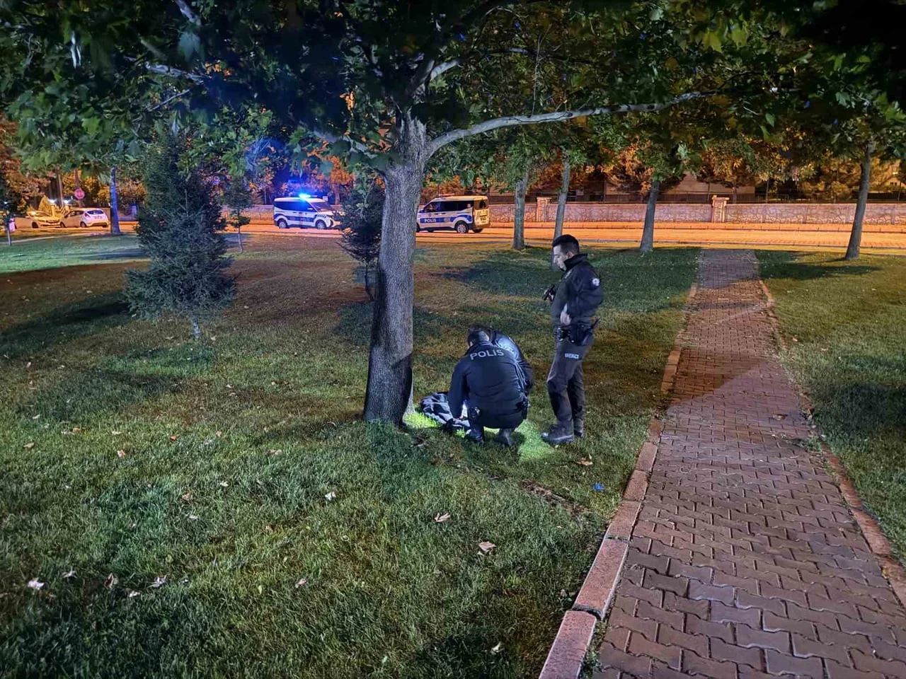 KAYSERİ’NİN MELİKGAZİ İLÇESİNDE BIÇAKLI KAVGA İHBARINA GİDEN POLİS EKİPLERİNDEN KAÇAN ŞÜPHELİLER...
