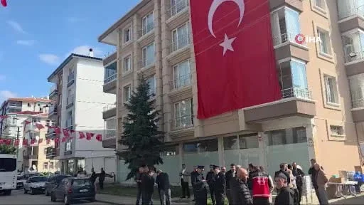 Şehit polis Ahmet Türkoğlu’nun baba ocağına Türk bayrağı asıldı
