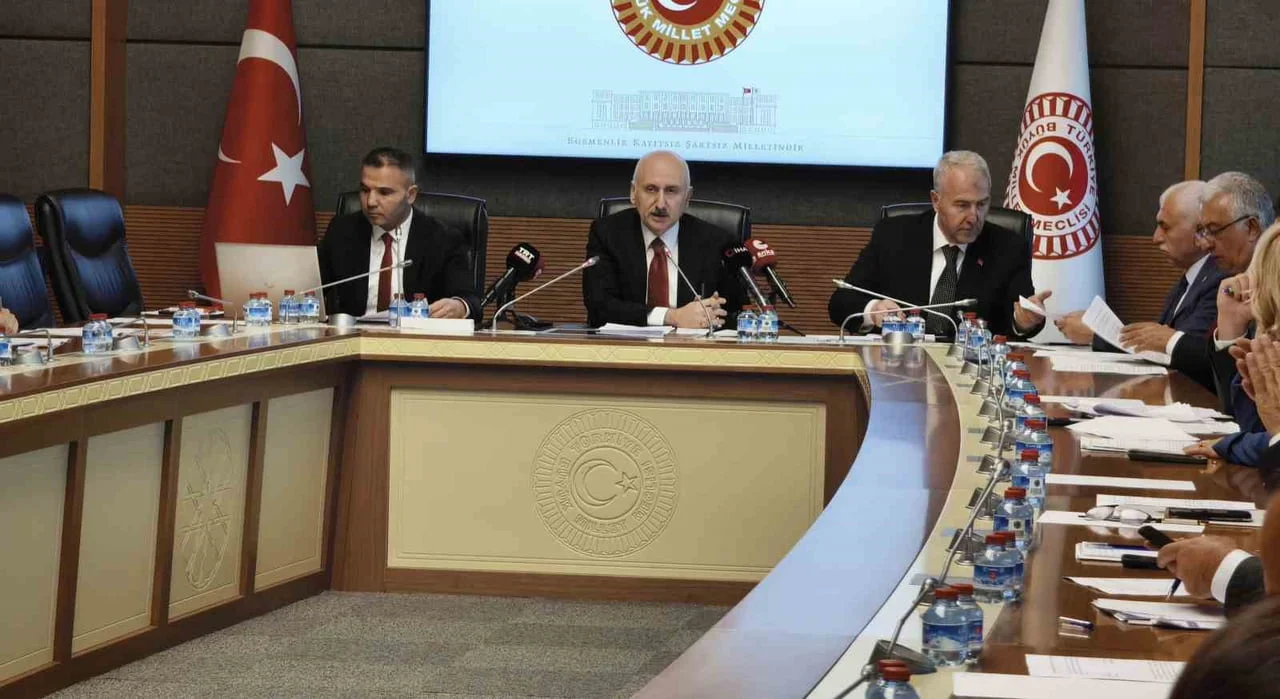 BAYINDIRLIK, İMAR, ULAŞTIRMA VE TURİZM KOMİSYONUNDA 'YABANCI DİJİTAL KONAKLAMA PLATFORMLARI KANUNU...