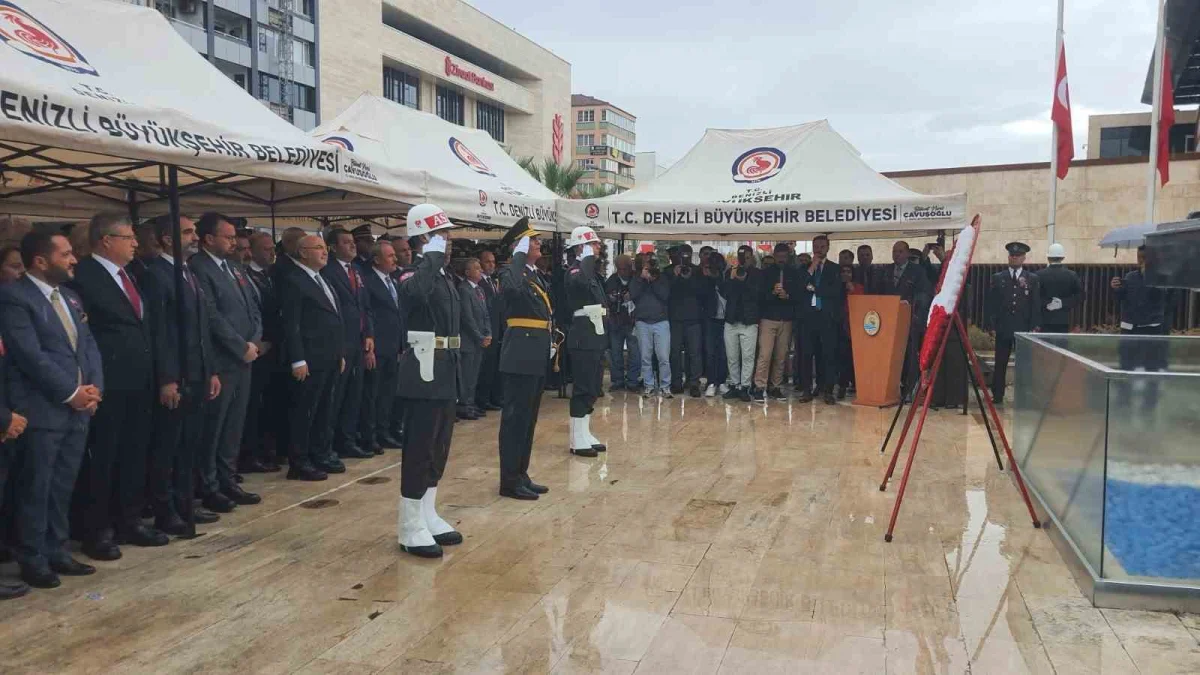 Denizli'de Cumhuriyet Bayramı kutlamaları çelenk sunumuyla başladı 5