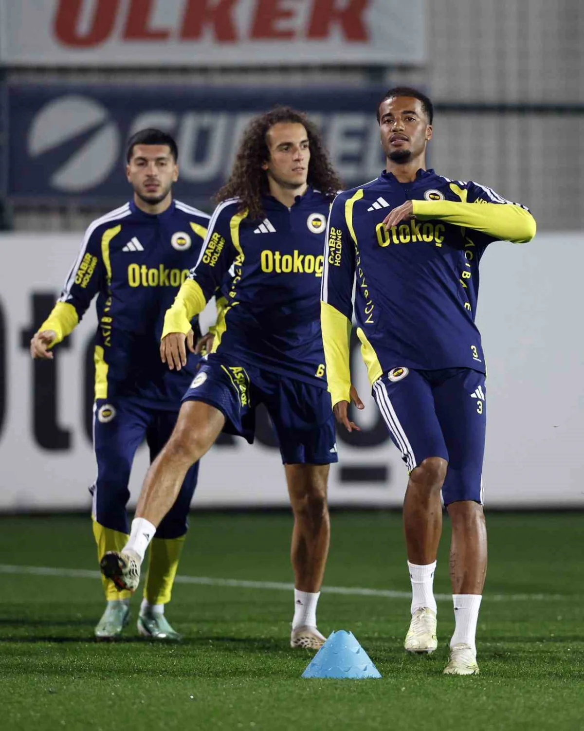 Fenerbahçe, Galatasaray derbisi hazırlıklarını tamamlayarak kampa girdi 2