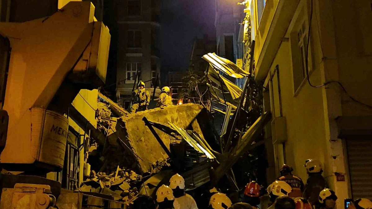 Beyoğlu'nda 5 katlı bina çöktü: Enkazda arama çalışmaları sürüyor 3
