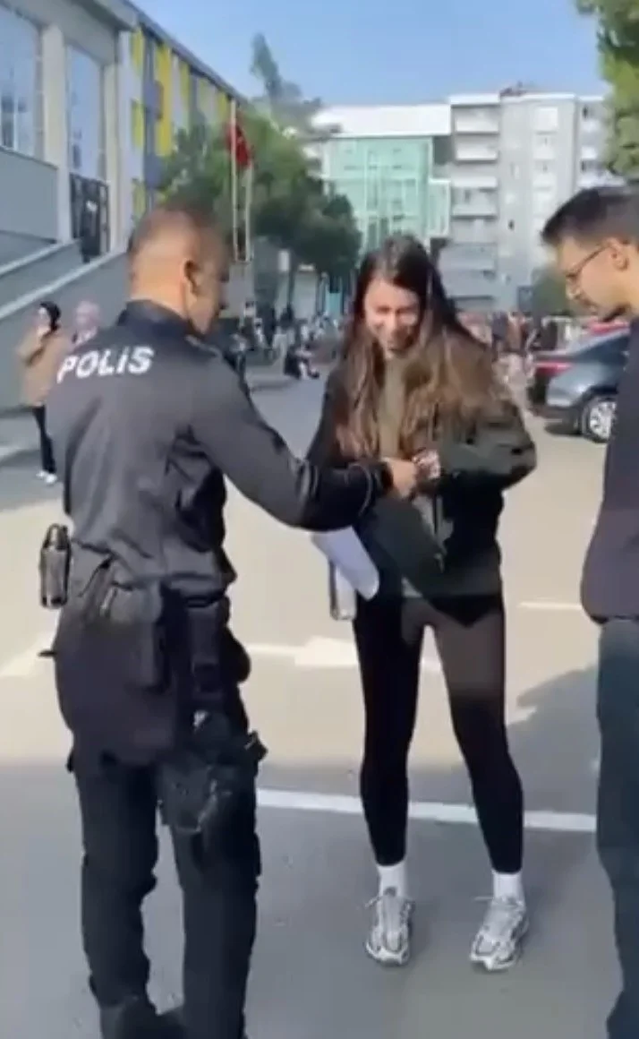 Samsun'da sınava geç kalan ve kimliğini unutan KPSS adaylarına polis desteği 4