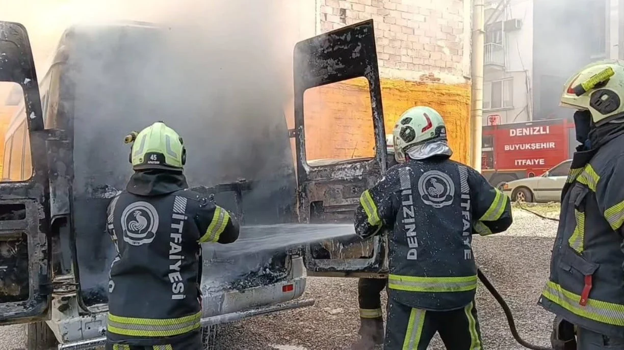 DENİZLİ’NİN PAMUKKALE İLÇESİNDE MEYDANA GELEN ARAÇ YANGINI, İTFAİYE EKİPLERİNİN HIZLI...
