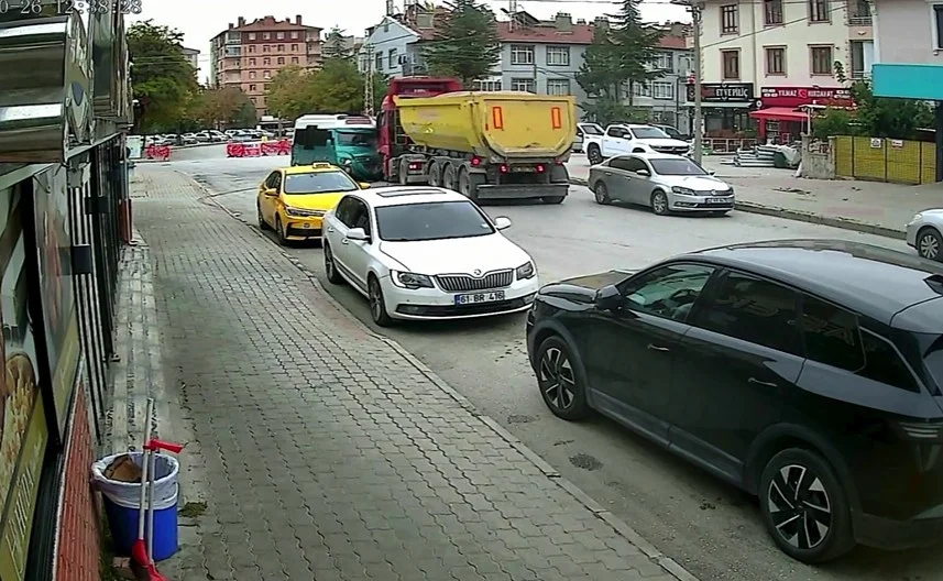 Konya'da hafriyat kamyonu ile minibüs çarpıştı: 10 yaralı 1