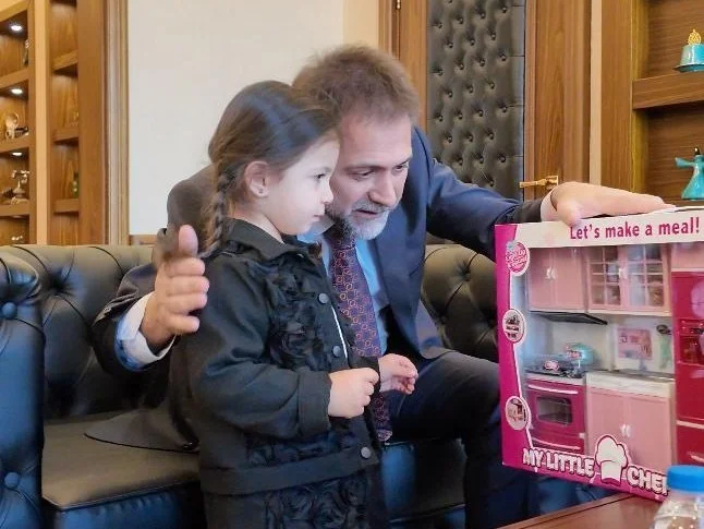Temizlik işçilerini her akşam balkondan selamlayan minik Asel, belediyede ağırlandı 5