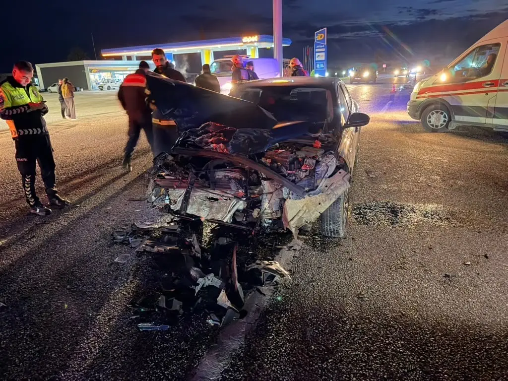 Adıyaman'da otomobil ile kamyonet çarpıştı: 1'i ağır 4 yaralı 3