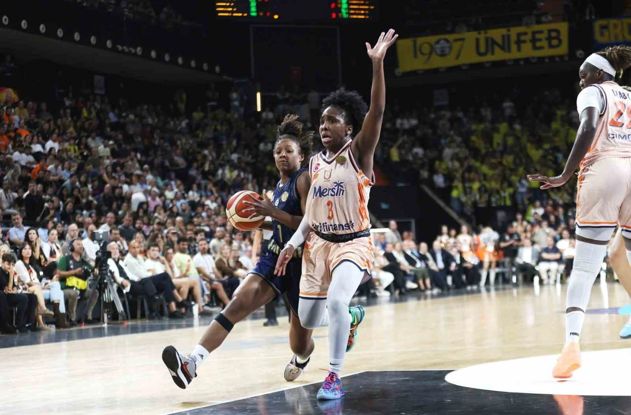 BASKETBOL FIBA KADINLAR SÜPER KUPASI'NDA ÇİMSA ÇBK MERSİN'İ 79-71 MAĞLUP EDEN FENERBAHÇE TARFİN...