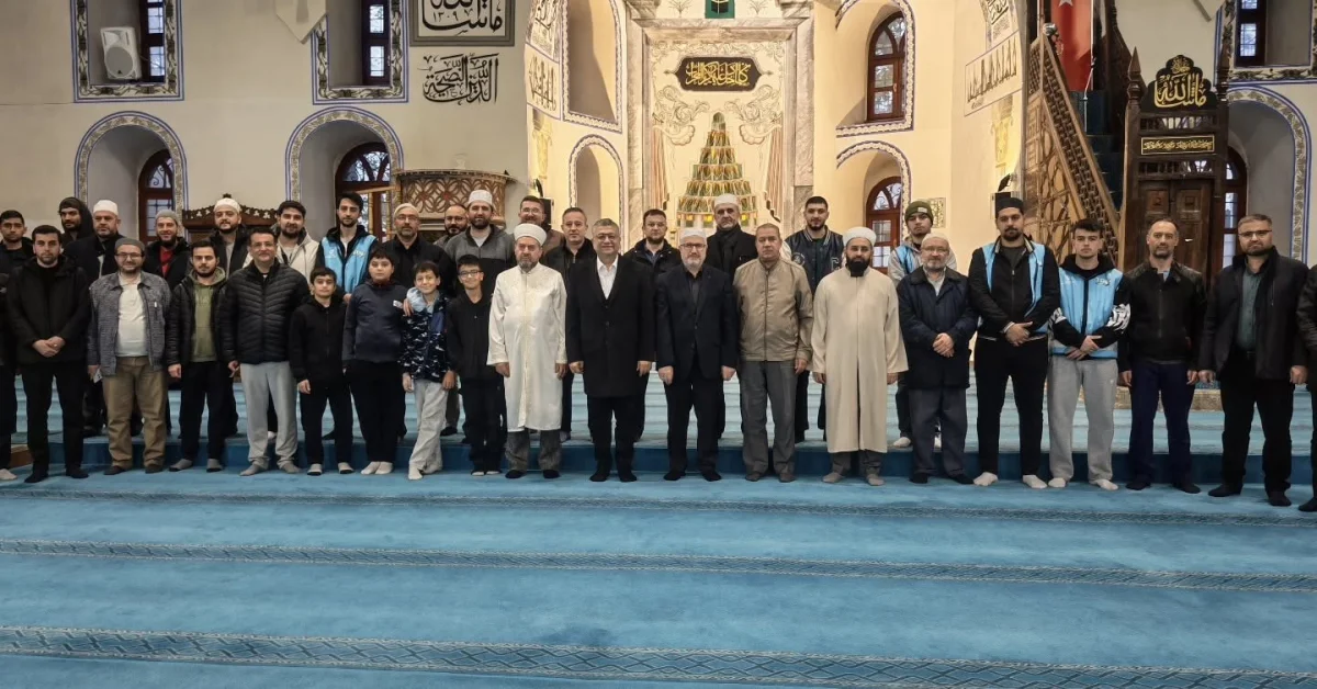 Kütahya'da tarihi Ulu Cami'de buluşan cemaat gençlerin hatimleri için dua etti 1