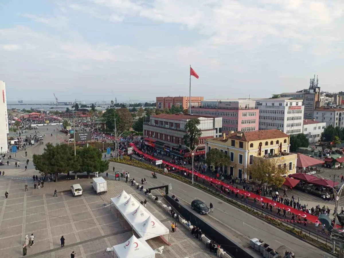 Samsun'da 1919 metrelik dev Türk bayrağıyla Cumhuriyet Yürüyüşü 1