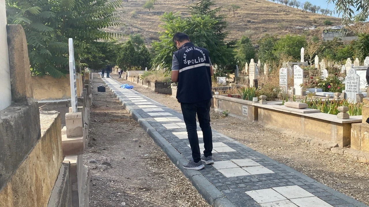 KAYSERİ’NİN MELİKGAZİ İLÇESİNDE BULUNAN BİR MEZARLIKTA KALBİNDEN BIÇAKLANMIŞ HALDE ÖLÜ BULUNAN...