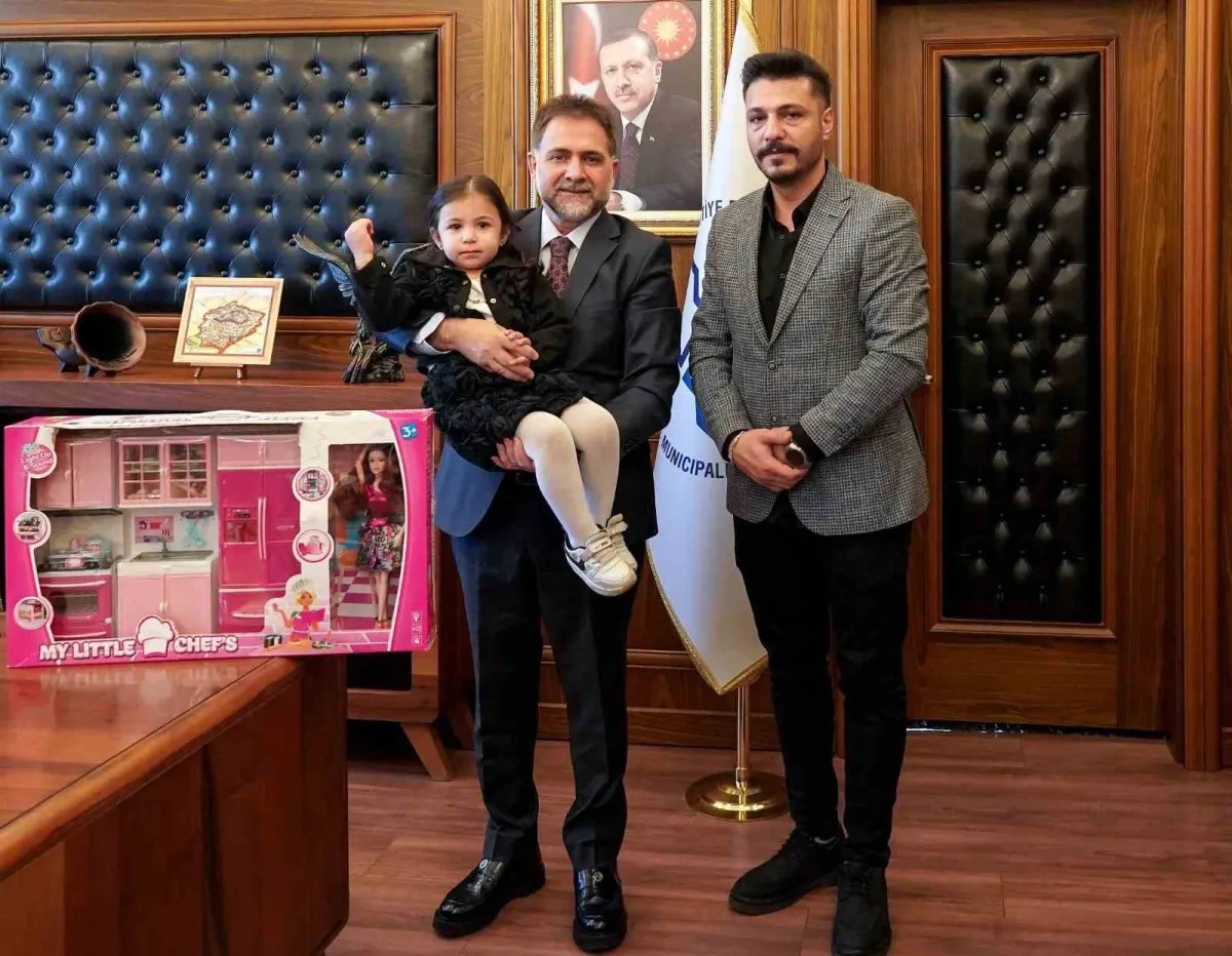 Temizlik işçilerini her akşam balkondan selamlayan minik Asel, belediyede ağırlandı 4