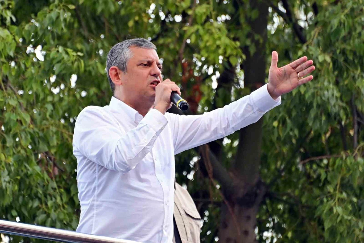 YENİ PARTİ GENEL BAŞKANI ÖZGÜR ÖZEL, MERSİN BÜYÜKŞEHİR BELEDİYESİ BİNASI ÖNÜNDE VATANDAŞLARA HİTAP...