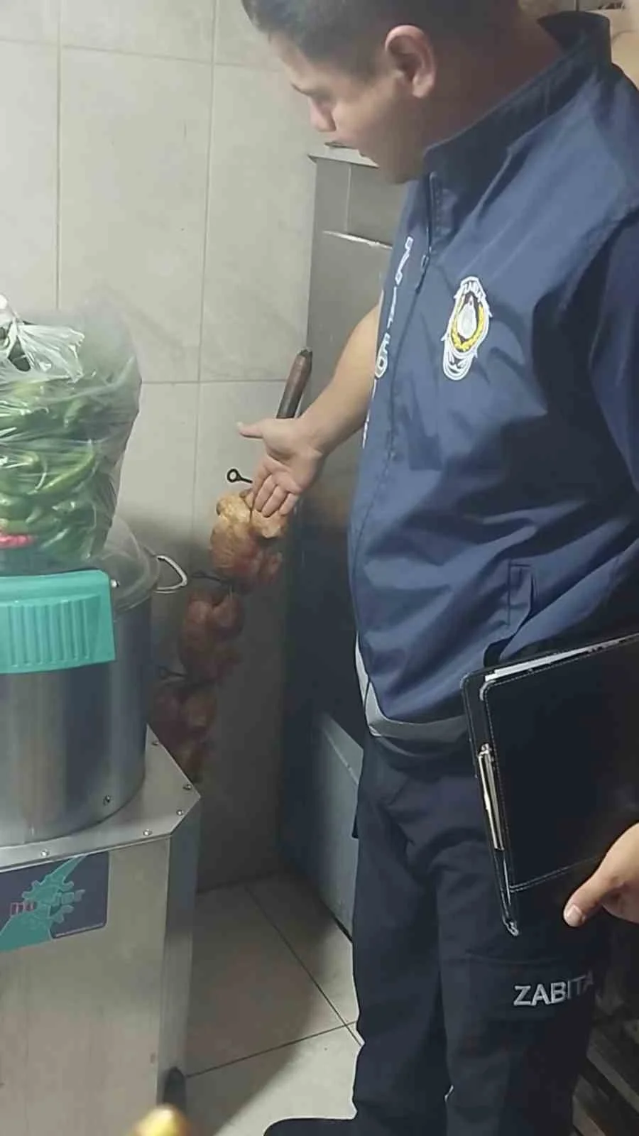 Hatay'da bir restoranda 15 kilogram bozuk tavuk ele geçirildi 4