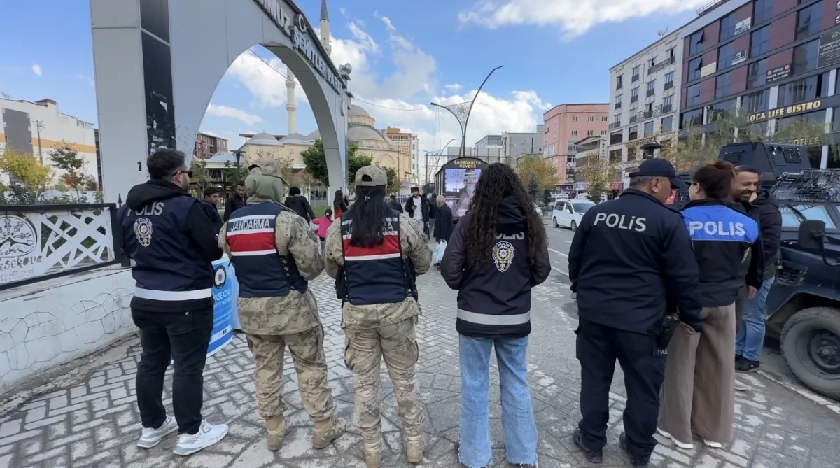 Yüksekova'da şiddetle mücadele için KADES stantları kuruldu 2